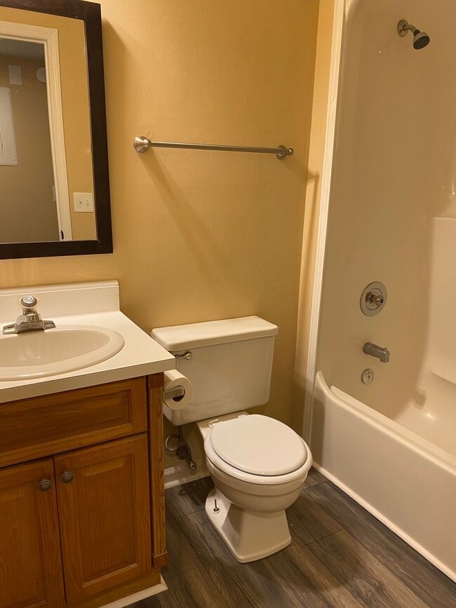 Building Photo - Condo in Great Location