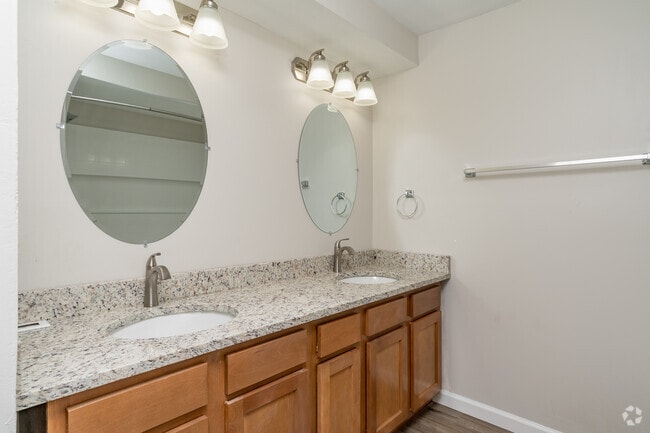 2BR, 1.5BA - 850SF - Bathroom - Alexandria Colony