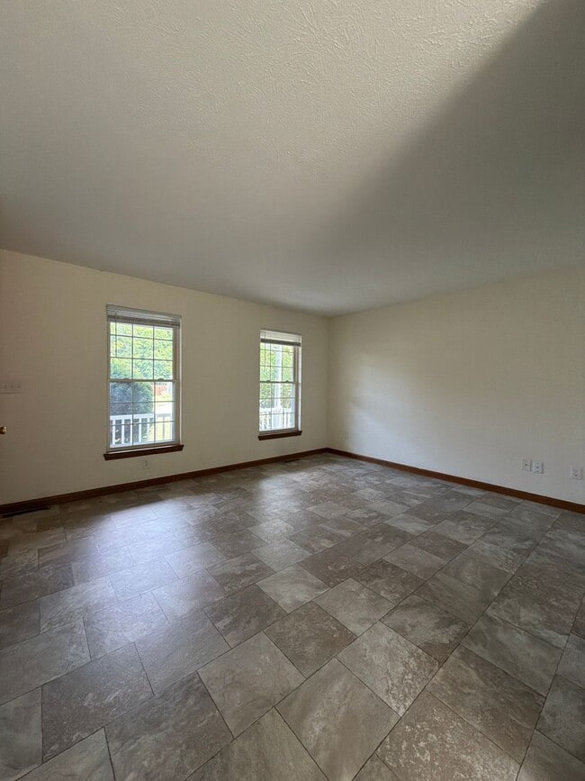 819 Colonial Manor Dr