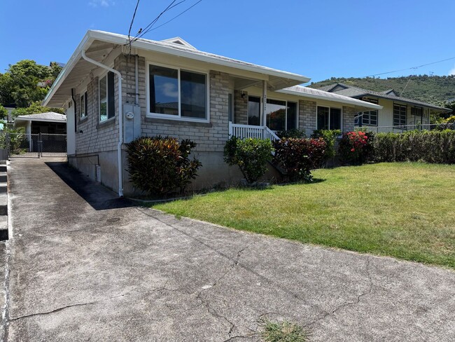 Building Photo - Renovated 2 Bedroom, 2 Bathroom with Carport
