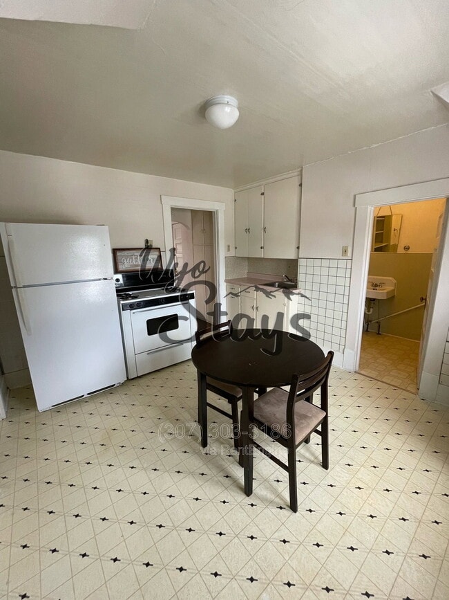 Building Photo - 625 Lewis St Unit A