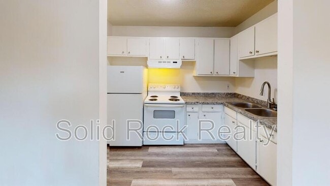 Building Photo - 1411 S Corona Ave Unit 11