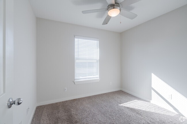 3BR, 1.5BA - 1000SF