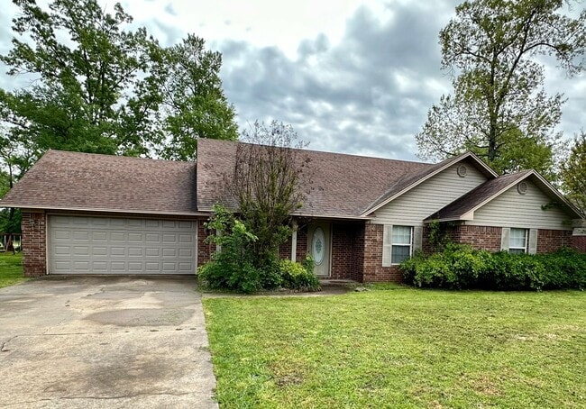 Building Photo - Come take a look at this 3-bedroom 2-bathr... Rental