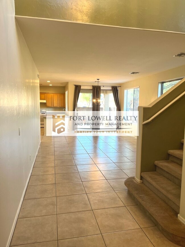 Photo - 3/2.5 2 car garage/washer/dryer/private yard