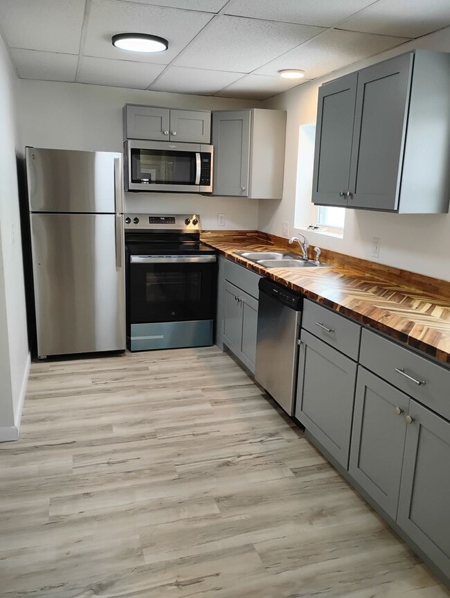 Building Photo - 150 McCauley Ave Unit Apartment A - Downstairs