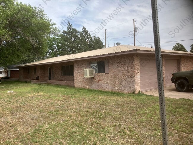 Building Photo - Spacious 3 bedroom, 2 bathroom Home. PET FRIENDLY!