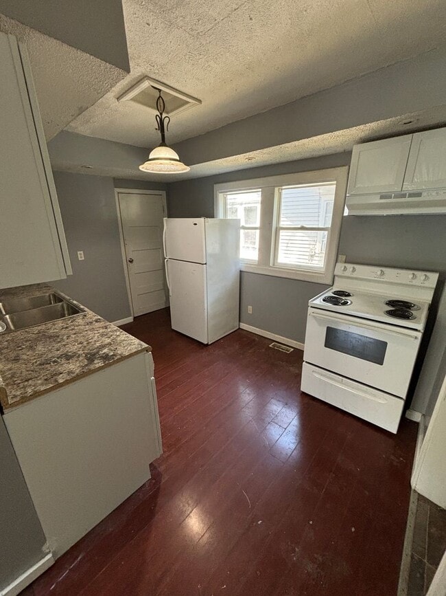 Photo - Large 4 Bedroom 1.5 Bathroom HOUSE SPECIAL