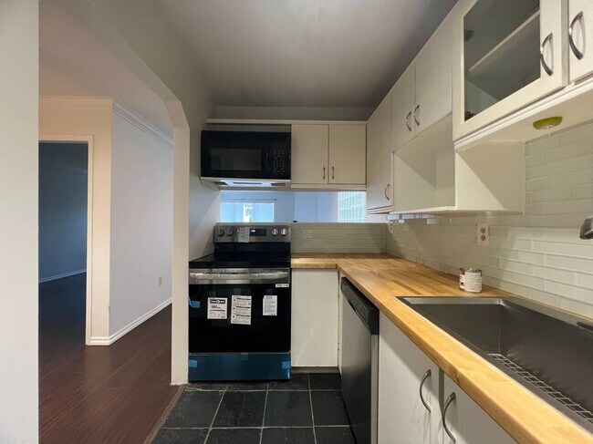 Photo - 910 W 8th Ave