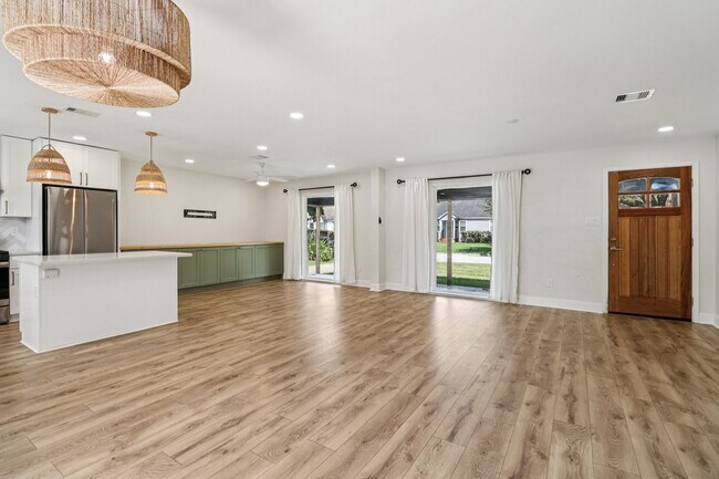 Photo - 822 Avenue of Oaks St