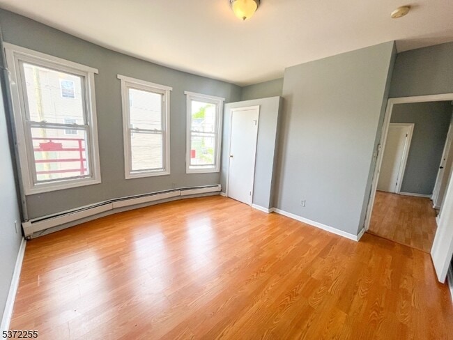 Building Photo - 341 16th Ave Unit 2R-2R Rental