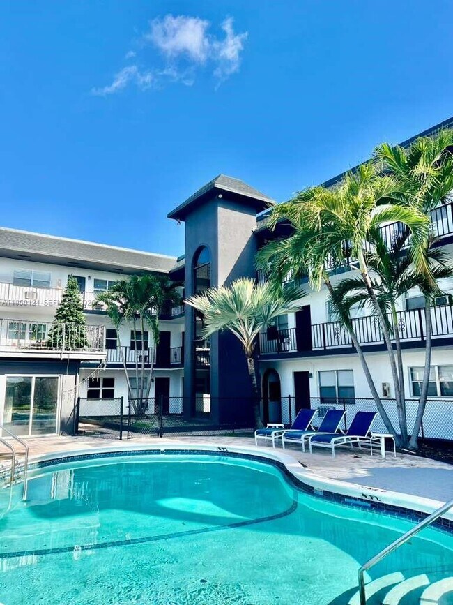 Building Photo - 1100 NE 9th Ave Unit 305