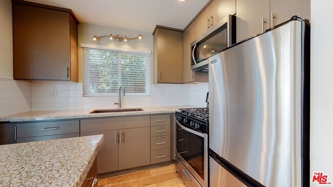 Building Photo - 10333 Santa Monica Blvd Unit 6