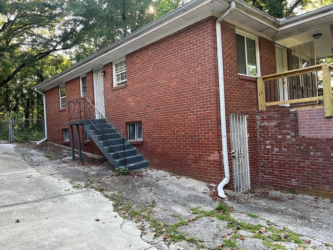 Building Photo - Room in House on Spellman St NW