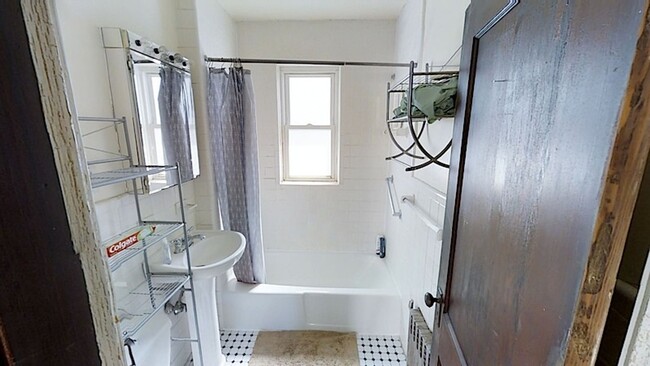 Photo - 9/1 No Fee! Renovated Philly style 3BR near Porter & Davis!