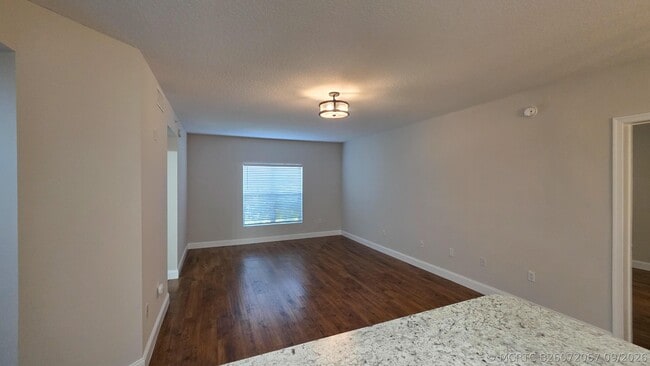 5090 Fairways Cir Unidad H105