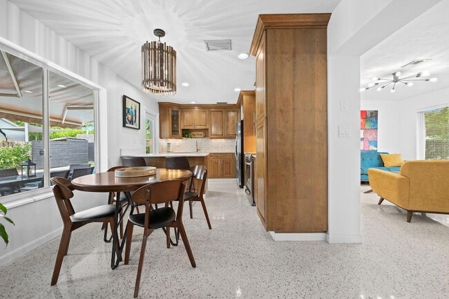 Photo - 409 NW 27th St