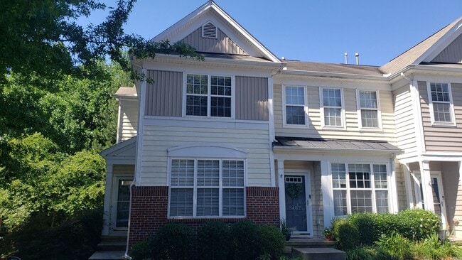 Building Photo - Fabulous 3br 3.5ba End Unit TH in Cornerst...