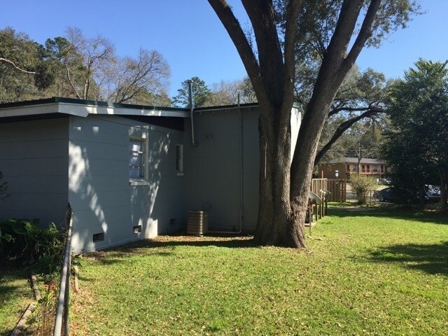 1901 Crabapple Dr