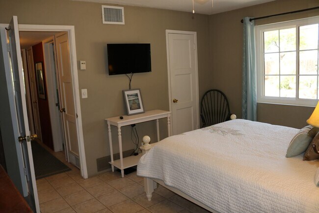 Photo - Two bedroom one bath fully furnished located in central Tucson!