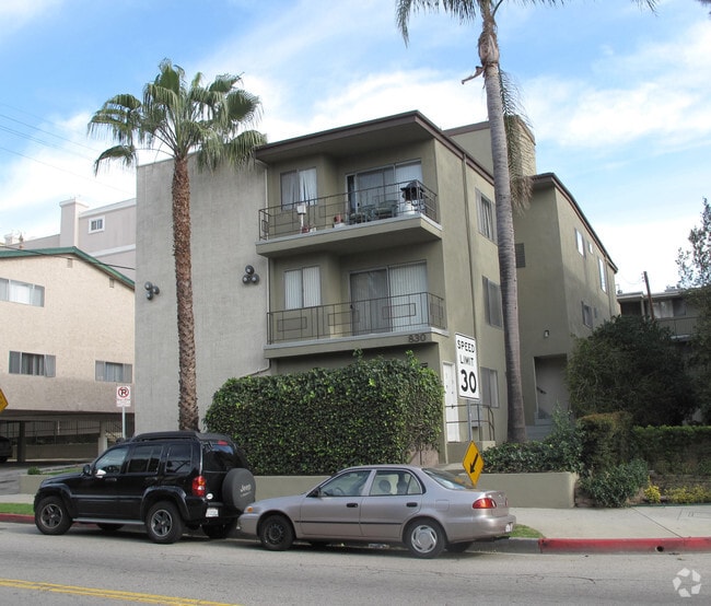 Building Photo - 830 S Barrington Ave