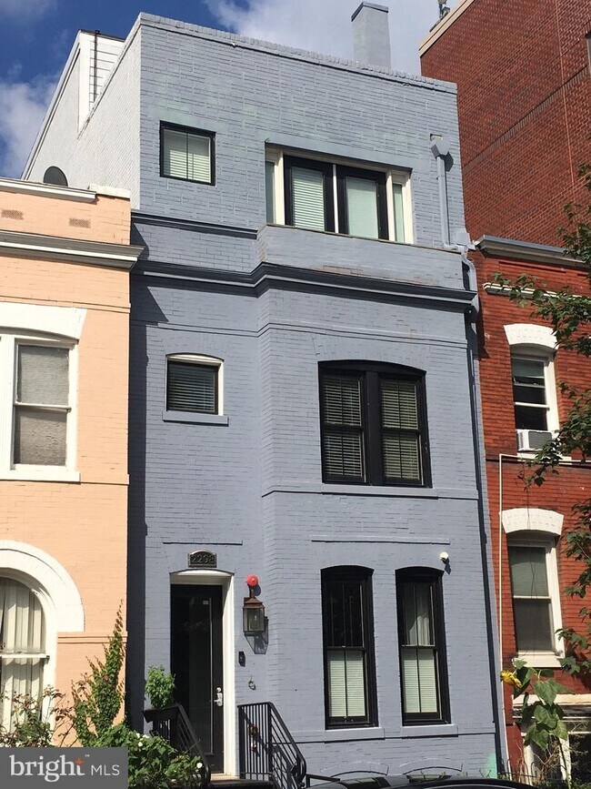 Photo - 2298 Champlain St NW Unidad B