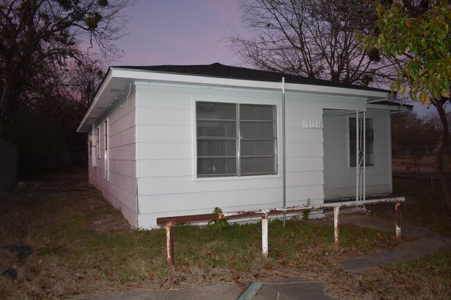 Photo - 108 E Kirby