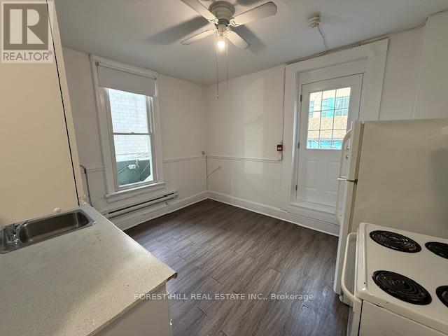 Photo - 132 Dundas St E