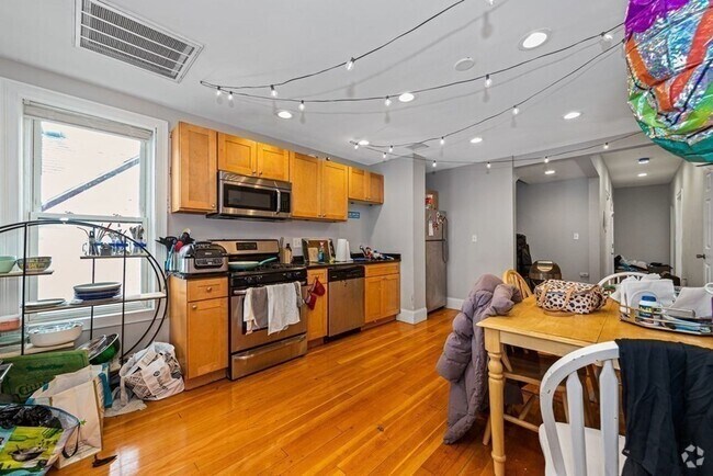 Building Photo - 9/1/25 Renovated 4BR/2BA in Mission Hill, ... Rental