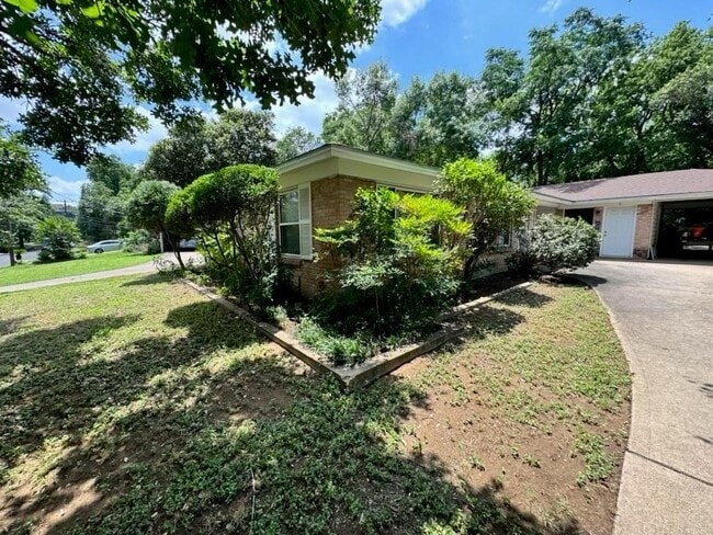 Photo - 1900 Fairlawn Ln