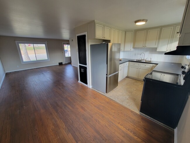 Photo - 444 N Henninger St