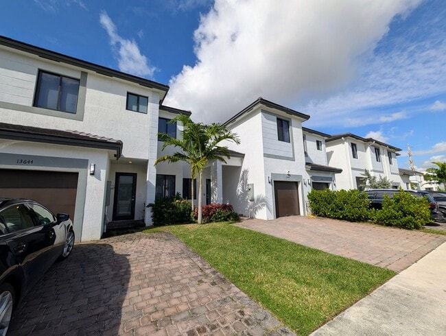 Building Photo - Spacious 3 Bedroom / 3.5 Bathroom Townhome for Rent – Miami