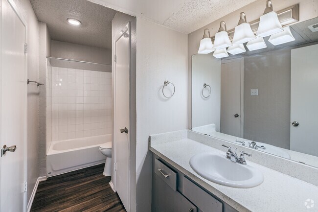 B3 2BR, 1BA - 830SF Bathroom - Shadow Ridge