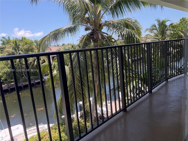6855 Edgewater Dr Unit 3DN