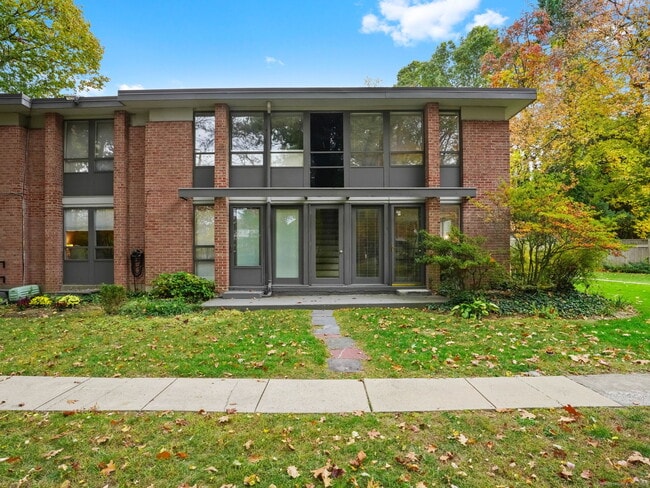 Building Photo - 160 Fairfield Woods Rd Unit APT 68