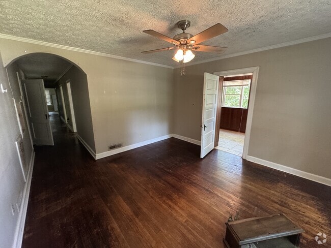 Building Photo - 111 E Screven St Rental