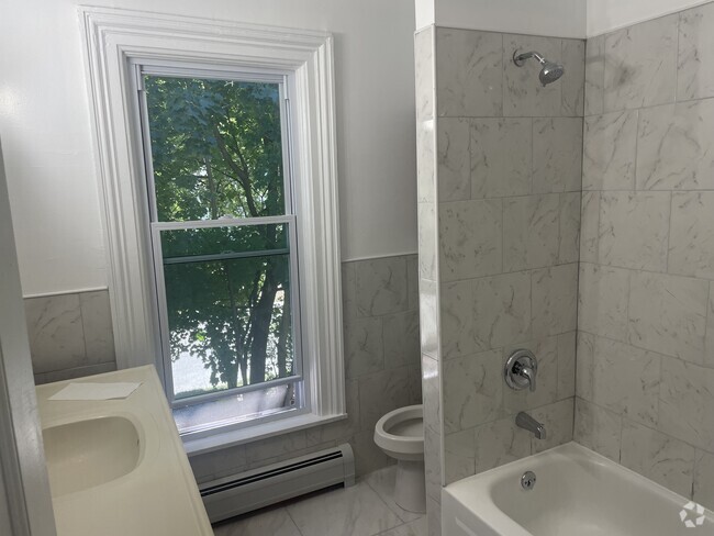 Building Photo - 404 W Clinton St Rental