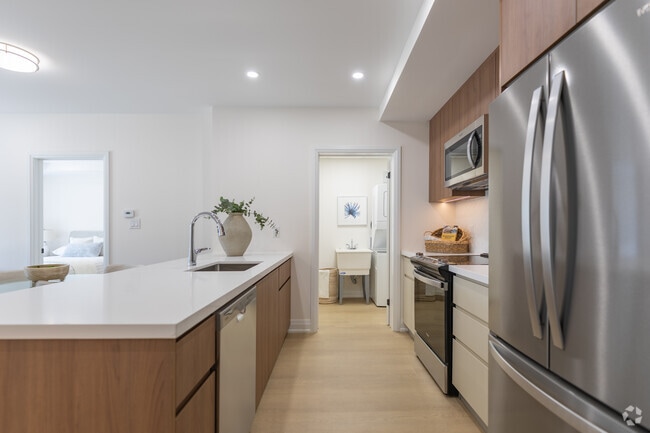 2BR, 2BA - 1060SF - Kitchen - Banwell Court