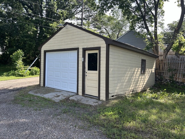 706 W Lincoln Ave