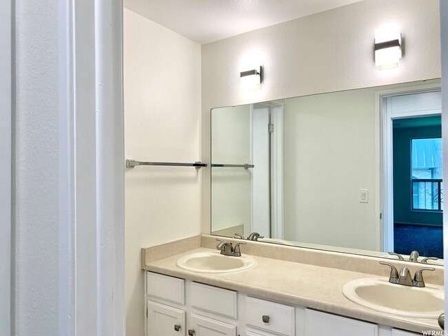 Photo - 4860 S Highland Cir Unidad Apt 3