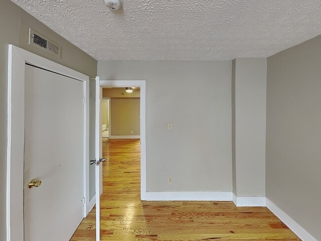 Photo - 77 1/2 E 7th Ave