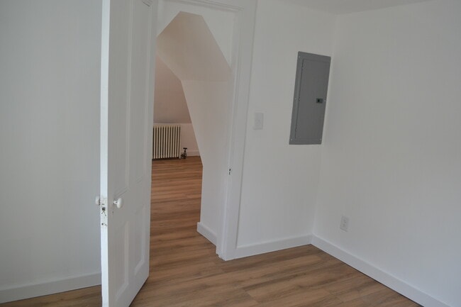 Photo - 436 Cornelia St Unidad Charming 1-Bedroom Top-Floor Walk-Up