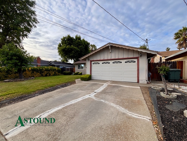 Building Photo - 2627 Prestwick Ave