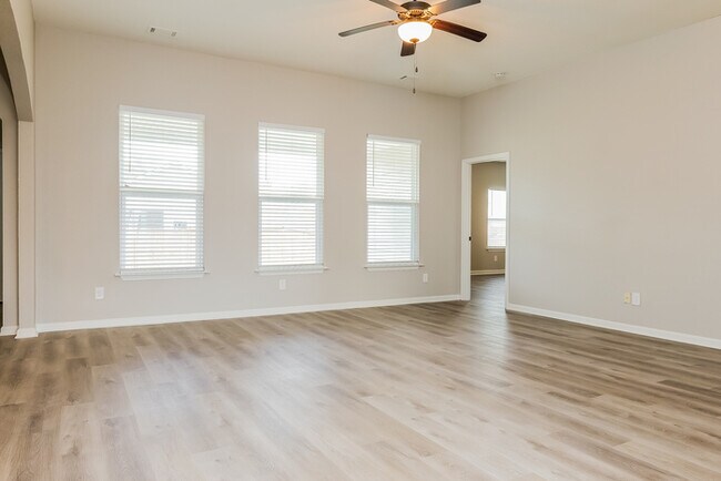 Photo - 580 Smoky Mountains Dr