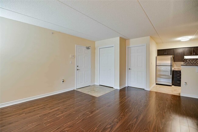 Photo - 1370-1370 Main St E