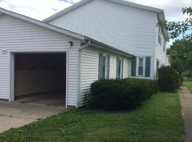 Building Photo - 706 Crescent Dr Unit A