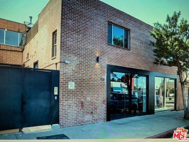Building Photo - 914 N Fairfax Ave Unit 202 Rental