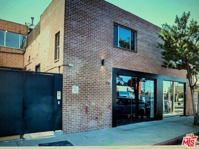 Building Photo - 914 N Fairfax Ave Unit 202 Rental