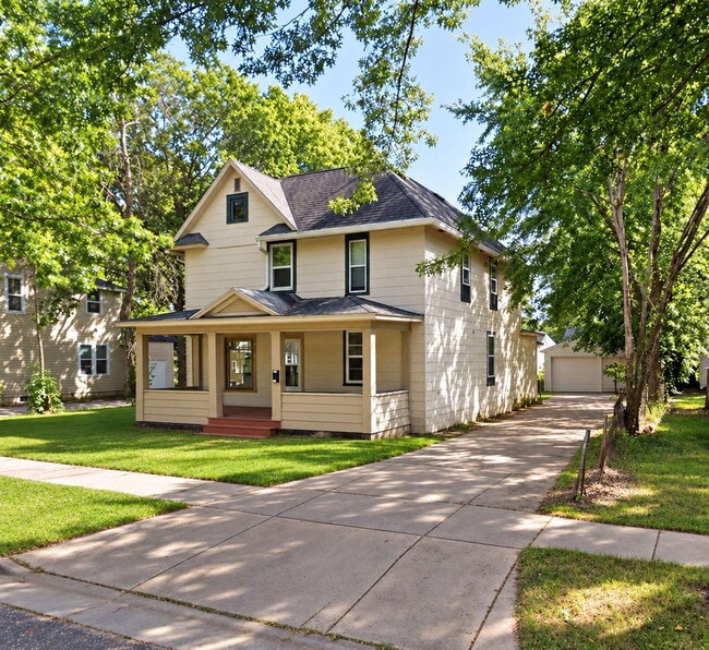 Building Photo - 4 Bedroom Student Rental Near UW-Eau Claire