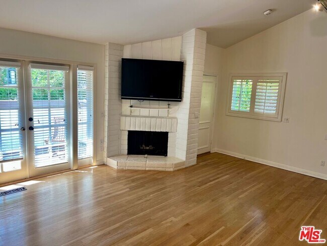 1586 Palisades Dr
